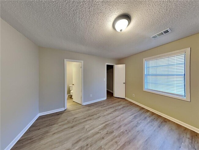 Building Photo - 5022 Hawthorne Ct