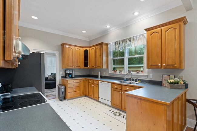 Kitchen - 21414 Mary St