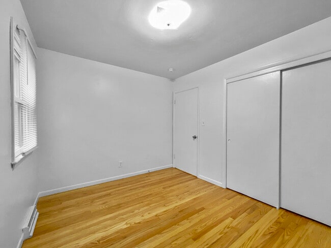 Building Photo - Charming and Spacious 4-Bedroom, 2-Bathroo...