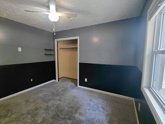 Building Photo - 26184 Silver
