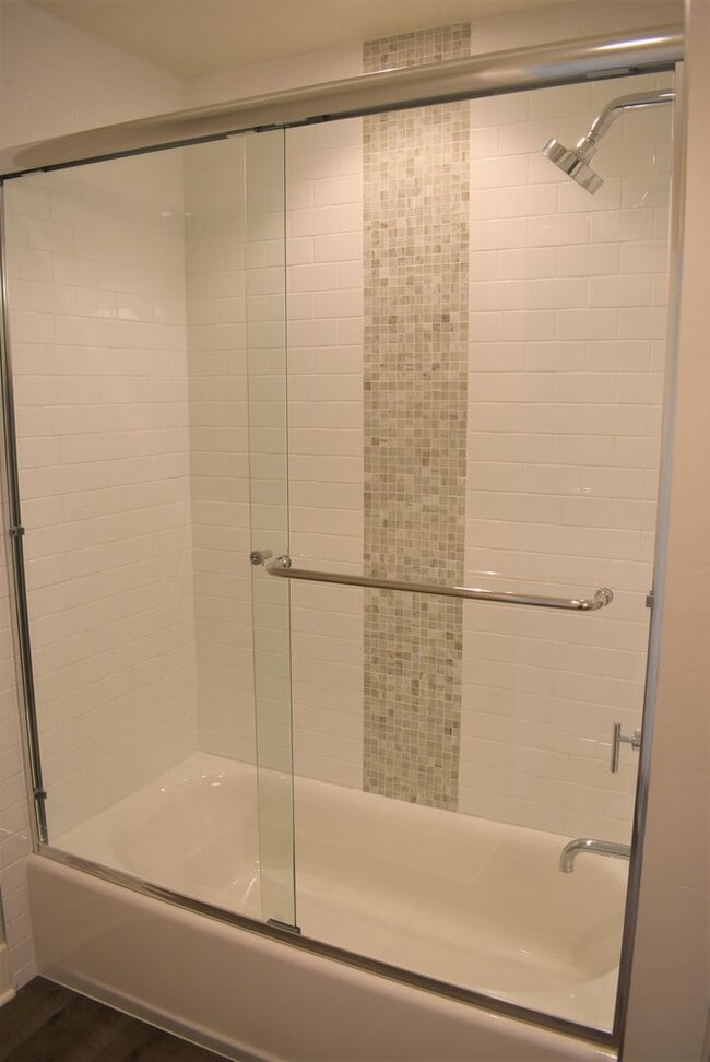 Building Photo - 2 bedroom 2.5 bath Townhome, walking dista...
