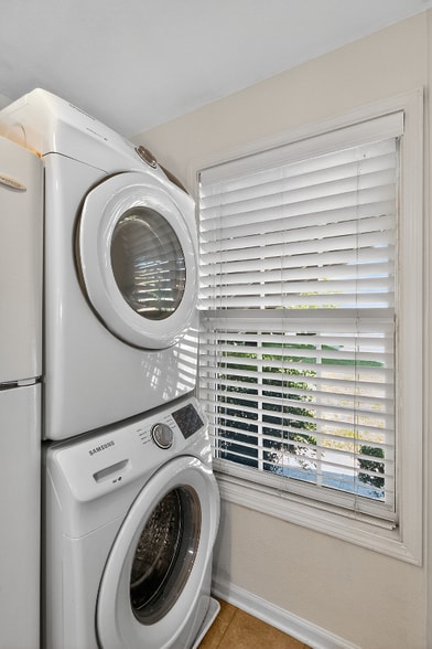 Building Photo - 858 Malabu Dr