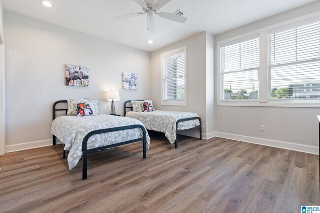 Building Photo - 829 21st Ave E