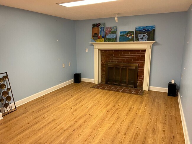 Building Photo - Spacious Home in McBryde Village next to V...