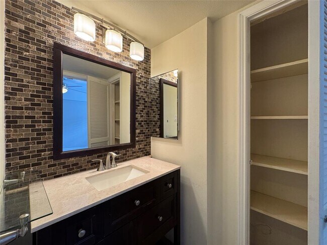 Building Photo - 1807 Stoney Brook Dr