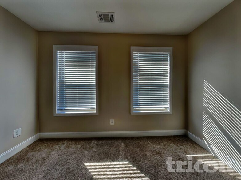 Building Photo - 210 Livingston Ct