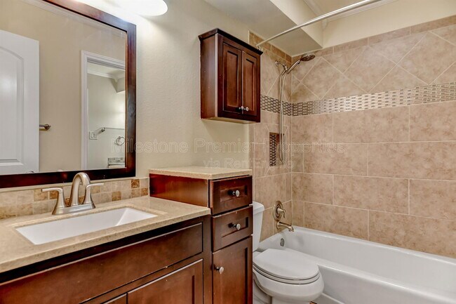 Building Photo - 914 W Washington St