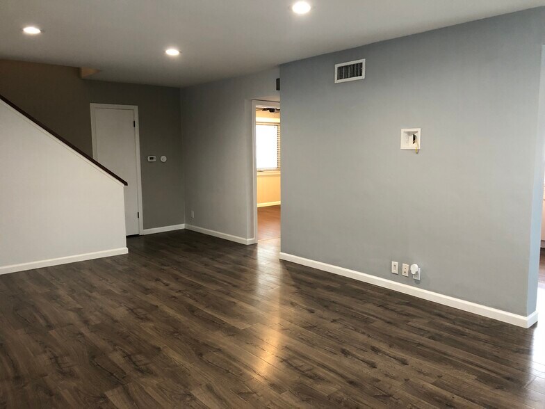 Building Photo - 6509 W 86th Plz