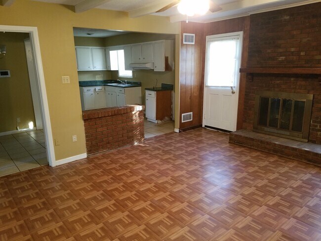 Building Photo - Updated 3BR 1.5 bat