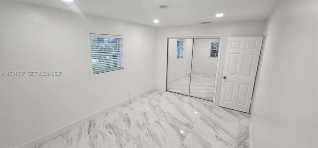 Building Photo - 4337 SW 49th St