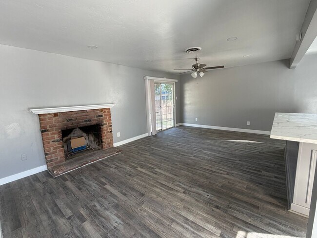 Building Photo - Newley Remodeled 3 BD 2 BA house with Big lot in SW Bakersfield