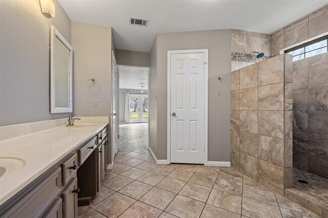 Building Photo - 25 Woodcreek Dr