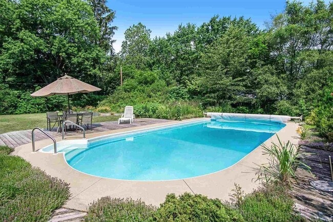 Building Photo - Inground swimming pool, 3 bedroom 1.5 bath home in South Bend IN