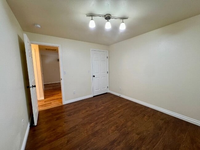 Building Photo - Renovated 3BD w/ Large Shop