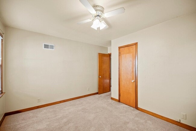 Building Photo - 1700 E Menlo Blvd