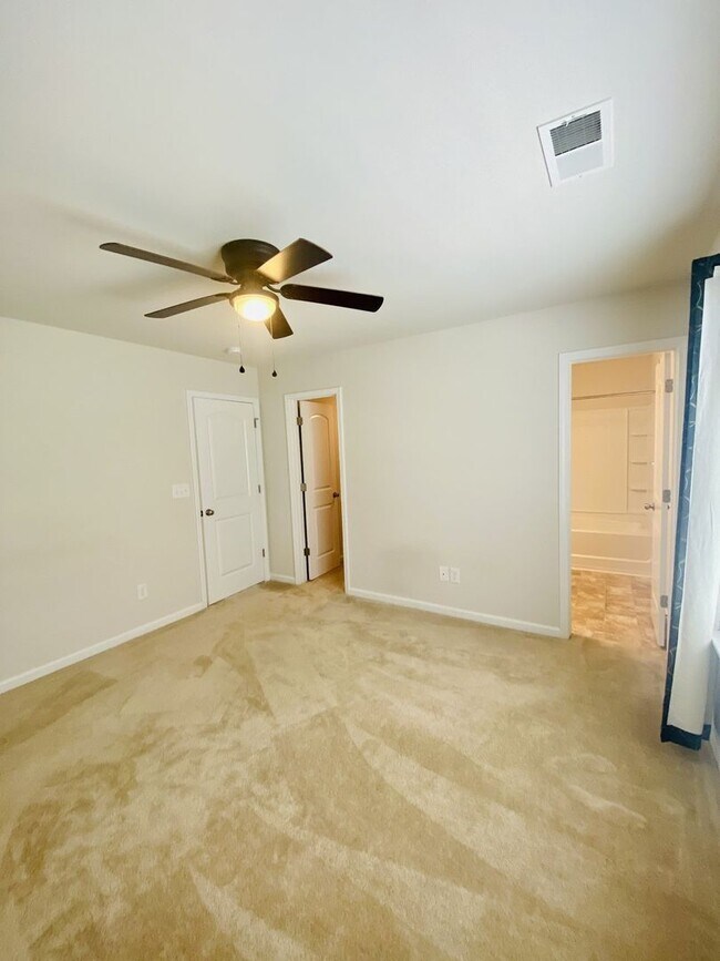 Building Photo - Stylish 3 Bed Townhouse with Granite Countertops and Hardwood Floors in Charlotte!