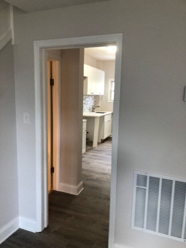 Building Photo - Beautiful and ready to move in 3 Bedroom, 1 Full Bath home just minutes from downtown!