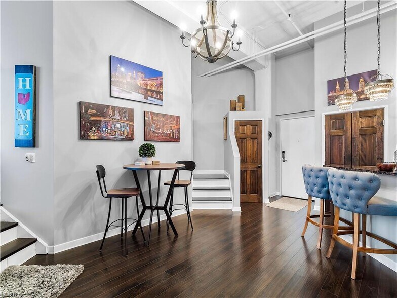 Building Photo - 1133 W 9th St