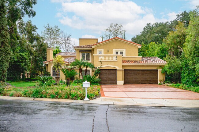 Building Photo - Elegant 5BR Furnished Estate with Pool & G...