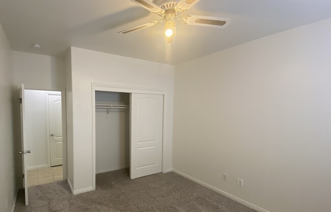 Building Photo - Spacious 4 Bedroom House