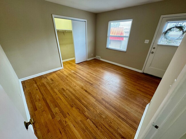 Building Photo - 1 Bedroom - Grandview Area