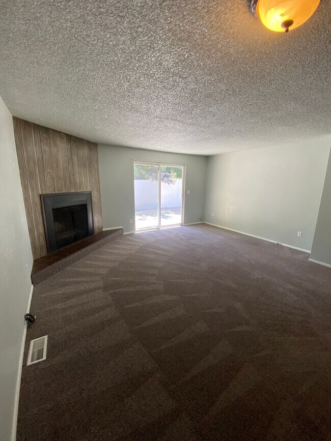 Building Photo - Ready first of June / 3 bedroom 2 bathroom...