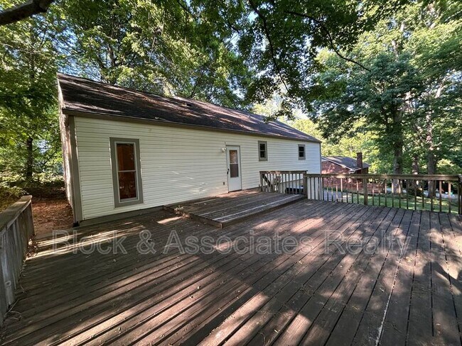 Building Photo - 906 Forestglen Dr