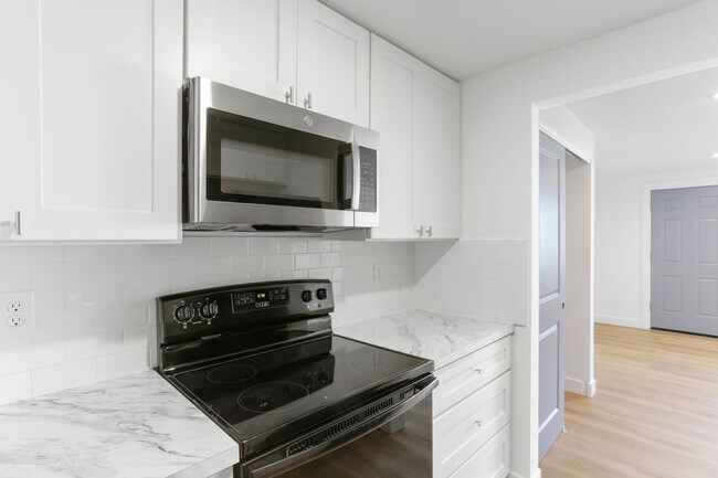 Building Photo - Freshly Remodeled Studio!