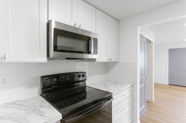 Building Photo - Renovated Studio Available Now!
