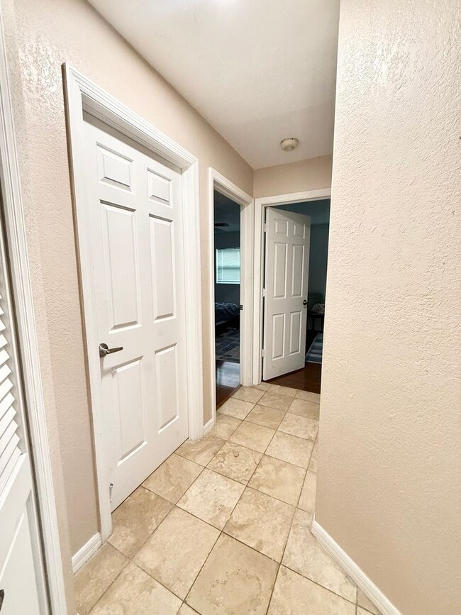 Building Photo - Stunning Furnished Pool him on Accessible Canal