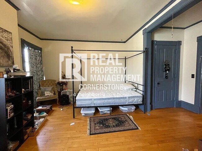 Building Photo - 808 W Kalamazoo Ave