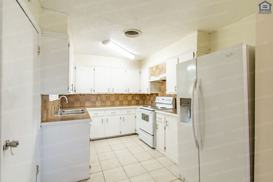 Building Photo - 717 SW Ranch Oak Blvd