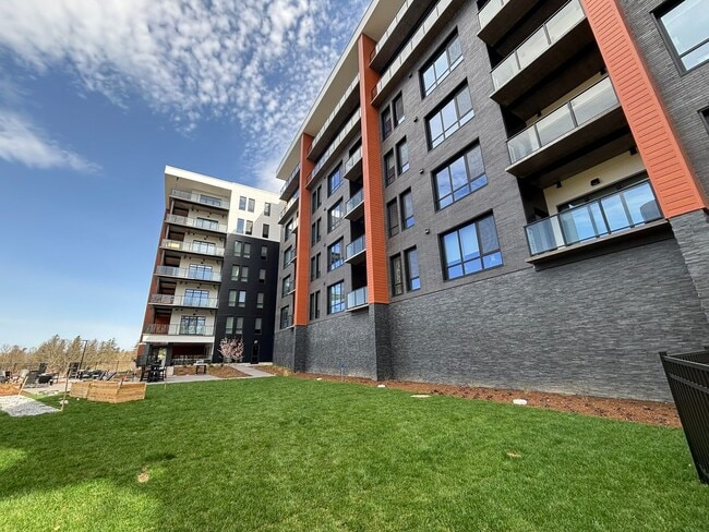 Building Photo - Exceptional 2 Bed/2 Bath + Large Family Ro...