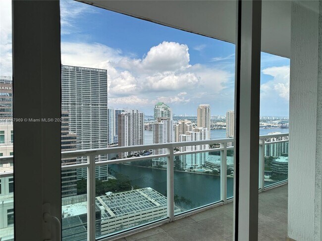Building Photo - 950 Brickell Bay Dr