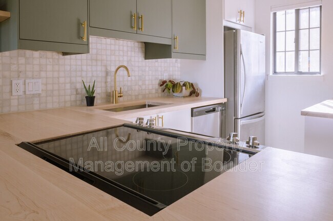 Building Photo - 727 Julian Cir