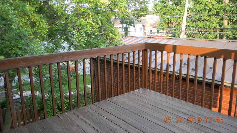 Deck - 236 W Barnard St