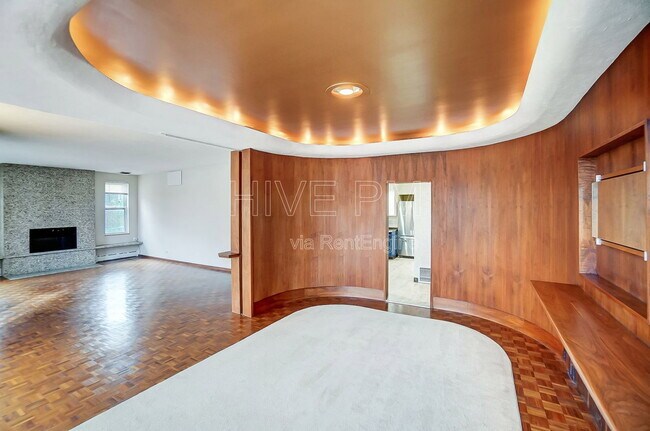 Building Photo - 2881 Observatory Ave