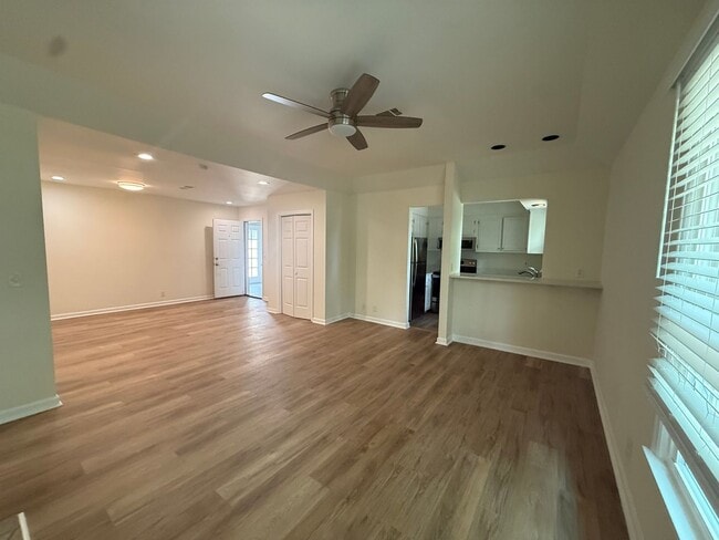 Building Photo - Beautiful Condo in Hillsboro Villlage