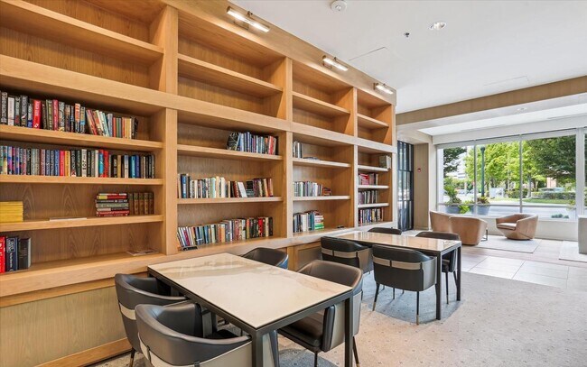 Building Photo - Luxury 1 bedroom 1 bath condo with great amenities