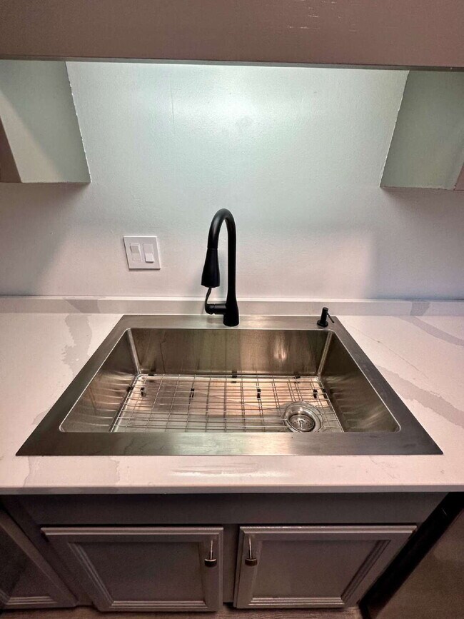 Building Photo - "Charming 2-Bed Gem with Granite Elegance ...