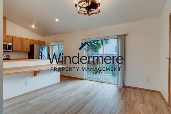 Building Photo - Single-Level 3 Bedroom Home with Fenced Yard