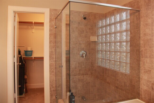 Building Photo - 3703 Main Poplar Dr