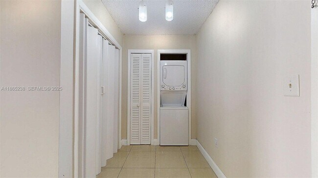 Building Photo - 13953 Kendale Lakes Cir