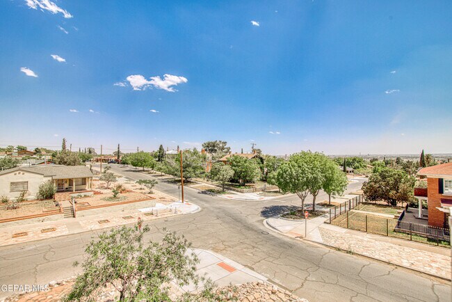 Building Photo - 1701 Elm St