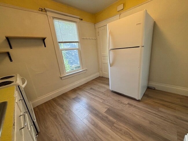Building Photo - Cozy Upper Unit Close to Campus
