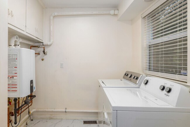 Building Photo - Beautiful Large Condominium for Lease Now