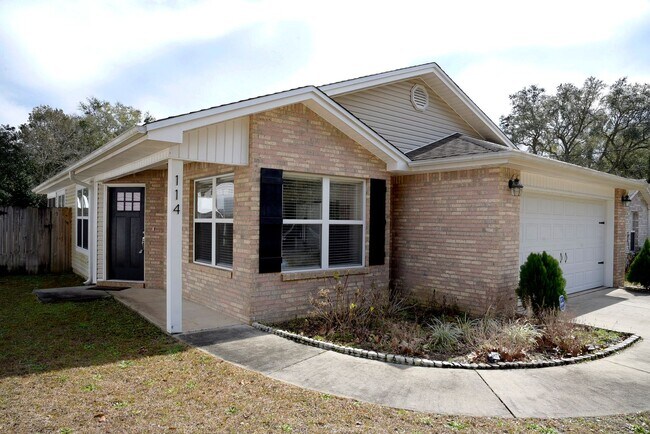 Building Photo - Central Niceville Home with Lawncare Included!