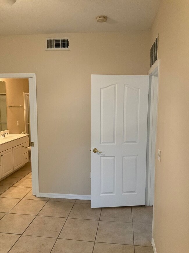 Building Photo - Great Condo in the NW
