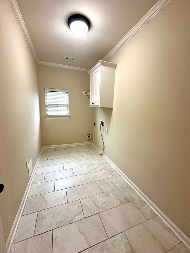 Building Photo - 43283 Pond View Dr
