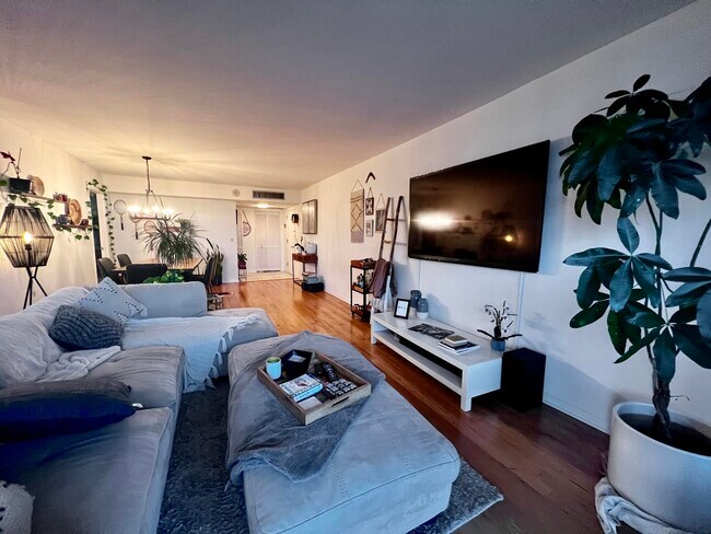 Building Photo - 2425 Presidential Way